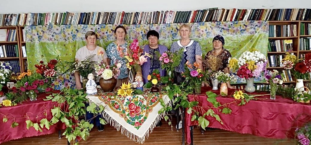 Цветы мне нежно улыбались